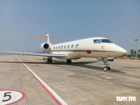 Bill Gates di chuyển đến Đà Nẵng nghỉ dưỡng trên máy bay 70 triệu USD- Ảnh 3. Chiếc máy bay Gulfstream G650ER mang số hiệu N887WM đậu tại sân bay Đà Nẵng - Ảnh: TIẾN MINH
