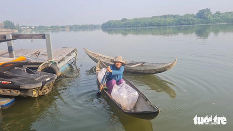 Người dân vui mừng vì được tặng con giống - Ảnh: LÂM THIÊN Người dân vui mừng vì được tặng con giống - Ảnh: LÂM THIÊN