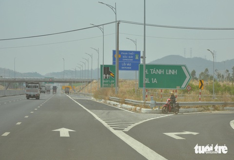 Đi bộ nhặt ve chai trên cao tốc Phan Thiết - Dầu Giây- Ảnh 2. Một người đàn ông đi xe máy vào trong nút giao giữa cao tốc Phan Thiết - Dầu Giây với đường tỉnh 720.