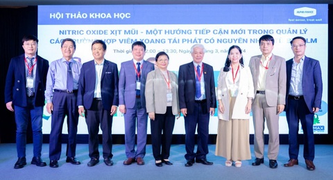 Các chuyên gia đầu ngành về tai mũi họng và nhi khoa chụp hình lưu niệm Các chuyên gia đầu ngành về tai mũi họng và nhi khoa chụp hình lưu niệm