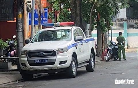 Công an truy xét vụ bi sắt văng vào cửa kính nhà dân, ô tô ở Tân Bình- Ảnh 1. Lực lượng chức năng và xe chuyên dụng tại đường Lam Sơn (gần đoạn giao với đường Hồng Hà, phường 2, quận Tân Bình) vào chiều 6-3 - Ảnh: NGỌC KHẢI