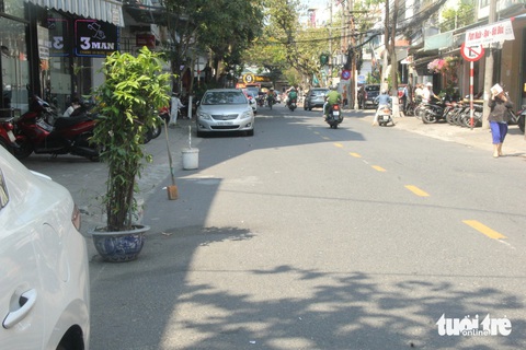 Đà Nẵng còn tình trạng 'chủ nhà thích cho ai đậu thì tùy!'- Ảnh 1. Mang cả cây xanh, gạch đá xuống đặt dưới lòng đường không cho đậu xe trên đường Chu Văn An, Đà Nẵng - Ảnh: TRƯỜNG TRUNG