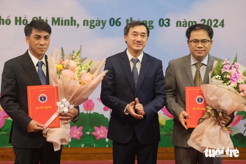 Bệnh viện Chợ Rẫy có thêm 2 phó giám đốc- Ảnh 1. Ông Trần Văn Thuấn - thứ trưởng Bộ Y tế (giữa) - trao quyết định bổ nhiệm chức vụ phó giám đốc Bệnh viện Chợ Rẫy cho bác sĩ Phạm Thanh Việt (trái) và dược sĩ Nguyễn Quốc Bình (phải) - Ảnh: NGÔ THIÊN CHƯƠNG