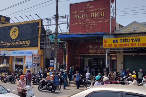 Bắt thiếu niên 17 tuổi cướp tiệm vàng ở Bình Phước- Ảnh 1. Hiện trường nơi xảy ra vụ cướp tiệm vàng - Ảnh: AN BÌNH