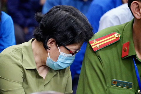 Vụ Vạn Thịnh Phát: Bà Đỗ Thị Nhàn khai tổng giám đốc SCB đưa tiền và nói 'đừng làm khó chính mình'- Ảnh 1. Bà Đỗ Thị Nhàn luôn tránh ống kính phóng viên - Ảnh: HỮU HẠNH