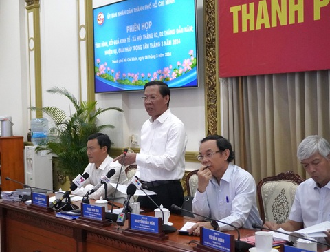 Chủ tịch Phan Văn Mãi: Xử lý nghiêm nhà thầu yếu kém không đảm bảo vật liệu xây dựng- Ảnh 1. Chủ tịch UBND TP.HCM Phan Văn Mãi phát biểu tại phiên họp - Ảnh: TTBC