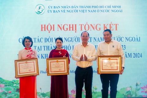 Phó bí thư thường trực Thành ủy TP.HCM Nguyễn Hồ Hải (thứ hai từ phải qua) trao bằng khen cho các cá nhân đóng góp tiêu biểu cho công tác về người nước ngoài trên địa bàn TP - Ảnh: NGỌC ĐỨC Phó bí thư thường trực Thành ủy TP.HCM Nguyễn Hồ Hải (thứ hai từ phải qua) trao bằng khen cho các cá nhân đóng góp tiêu biểu cho công tác về người nước ngoài trên địa bàn TP - Ảnh: NGỌC ĐỨC