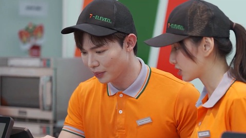 'Hoa hậu nhiều nghề nhất Vbiz' Thùy Tiên trở lại với Đu đêm 2- Ảnh 4. Nàng hậu cùng Erik trải nghiệm công việc nhân viên cửa hàng tiện lợi
