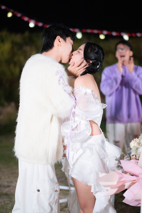 Hot TikToker hơn 2 triệu fan Hương Lý 'đốn tim' bằng giọng hát cực ngọt- Ảnh 4. Cả hai trao nhau nụ hôn ngọt ngào