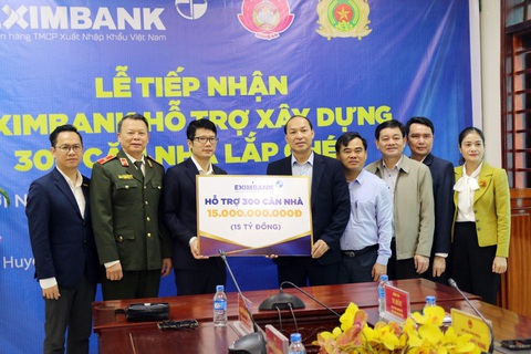 Eximbank tặng 300 nhà lắp ghép cho hộ nghèo tại huyện biên giới Kỳ Sơn- Ảnh 1. Ngân hàng Eximbank trao kinh phí hỗ trợ xây dựng 300 căn nhà lắp ghép cho huyện Kỳ Sơn - Ảnh: Eximbank