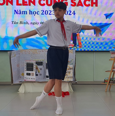 Bất ngờ với những sáng tạo của học sinh sau khi đọc sách- Ảnh 5. Nhật Minh, học sinh Trường Âu Lạc, thể hiện một bài múa lấy cảm hứng từ tác phẩm Mắt biếc - Ảnh: H.HG