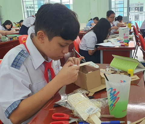 Bất ngờ với những sáng tạo của học sinh sau khi đọc sách- Ảnh 2. Nam sinh này chọn cách làm mô hình để giới thiệu về cuốn sách mình đã đọc - Ảnh: H.HG
