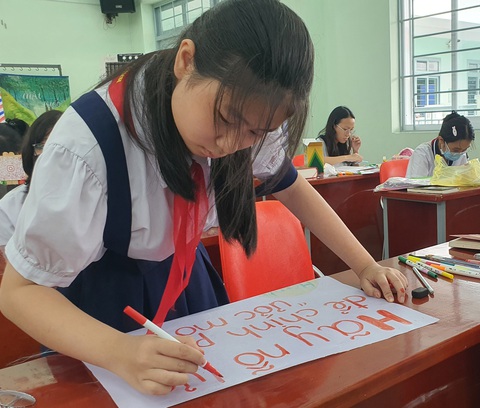 Bất ngờ với những sáng tạo của học sinh sau khi đọc sách- Ảnh 4. Thí sinh này đã chọn làm poster cổ động sau khi đọc sách - Ảnh: H.HG