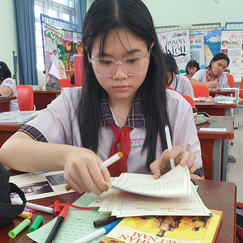 Bất ngờ với những sáng tạo của học sinh sau khi đọc sách- Ảnh 1. Sau khi đọc cuốn Danh nhân Việt Nam, Ngọc Huyền, Trường THCS Quang Trung, đã làm một cuốn sách mini khá bắt mắt - Ảnh: H.HG
