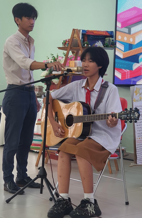 Bất ngờ với những sáng tạo của học sinh sau khi đọc sách- Ảnh 3. Sau khi đọc sách Không gia đình, Uyên Nhi, học sinh Trường THCS Nguyễn Gia Thiều, tự sáng tác bài hát và biểu diễn tại chỗ - Ảnh: H.HG