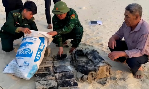 Đi nhặt ve chai, phát hiện bao chứa 20kg ma túy trên bãi biển- Ảnh 1. Biên phòng Đồn Ngư Thủy thu gom số ma túy vừa phát hiện trên bờ biển về chờ xử lý - Ảnh: L.T.