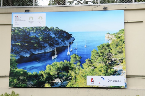 Trong ảnh là Marseille, nơi diễn ra môn thi đua thuyền. Góc phải có hình linh vật của Olympic Paris 2024, lấy cảm hứng từ chiếc mũ Phrygian. Chiếc mũ là biểu tượng của tình đoàn kết của người dân Pháp khi đã cùng nhau vượt qua khó khăn, và đây cũng sẽ là thông điệp mà nước Pháp muốn thể hiện ở kỳ Olympic sắp tới: “Cùng nhau vượt qua mọi thử thách!” - Ảnh: HẢI QUỲNH Trong ảnh là Marseille, nơi diễn ra môn thi đua thuyền. Góc phải có hình linh vật của Olympic Paris 2024, lấy cảm hứng từ chiếc mũ Phrygian. Chiếc mũ là biểu tượng tình đoàn kết của người dân Pháp khi đã cùng nhau vượt qua khó khăn, và đây cũng sẽ là thông điệp mà nước Pháp muốn thể hiện ở kỳ Olympic sắp tới: “Cùng nhau vượt qua mọi thử thách!” - Ảnh: HẢI QUỲNH