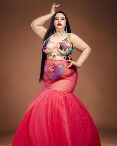 Người đẹp ngoại cỡ, nặng 140kg đi thi Miss Universe Cambodia- Ảnh 2. Thí sinh đầu tiên của Miss Universe Cambodia 2024 là người đẹp chuyển giới có ngoại hình ngoại cỡ, khiến fan sắc đẹp sốc nặng