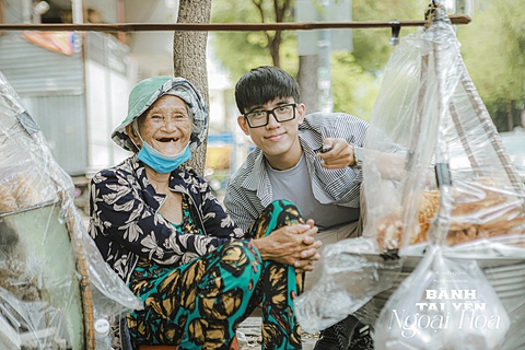 Nguyễn Kỳ Anh và ngoại Hoa bán bánh tai yến Ảnh: NVCC Nguyễn Kỳ Anh và ngoại Hoa bán bánh tai yến - Ảnh: NVCC