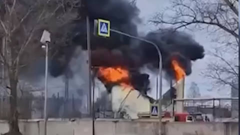 Kiev tấn công nhà máy chế biến quặng sắt của Nga, Matxcơva không kích Ukraine bằng drone- Ảnh 1. Hiện trường vụ drone của Ukraine tấn công thùng nhiên liệu của nhà máy tinh luyện quặng sắt Mikhailovsky, vùng Kursk (Nga) hôm 6-3 - Ảnh: RBC