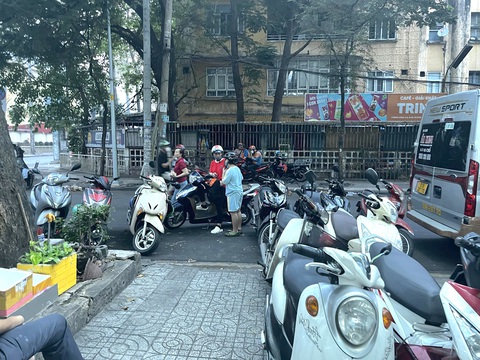Phụ huynh chở con đi luyện thi vào lớp 6 Trường chuyên Trần Đại Nghĩa tại một cơ sở ở quận 5, TP.HCM - Ảnh: NAM SƠN Phụ huynh chở con đi luyện thi vào lớp 6 Trường chuyên Trần Đại Nghĩa tại một cơ sở ở quận 5, TP.HCM - Ảnh: NAM SƠN