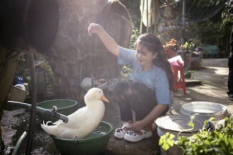 Cô gái miền Tây và chú vịt truyền cảm hứng cho phái nữ toàn thế giới- Ảnh 1. Nguyễn Thùy Trang, chủ kênh YouTube Sâu Tivi bên người bạn đồng hành chú vịt Bim Bim - Ảnh: Room to Read