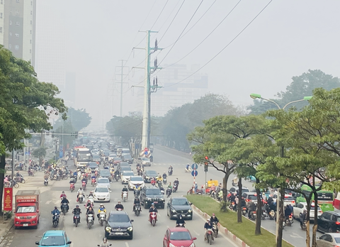Hà Nội mờ sương, có nơi chất lượng không khí ở ngưỡng rất xấu- Ảnh 2. Đến hơn 9h sáng cùng ngày, đường phố ở Hà Nội vẫn còn sương mù - Ảnh: QUANG THẾ
