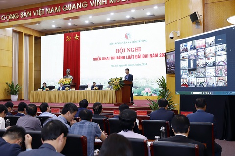 Luật Đất đai 2024: Đã phân cấp mạnh cho các địa phương- Ảnh 2. Hội nghị đã thu hút nhiều ý kiến của các địa phương góp ý nhằm xây dựng văn bản quy định chi tiết Luật Đất đai 2024 - Ảnh: K.TRUNG