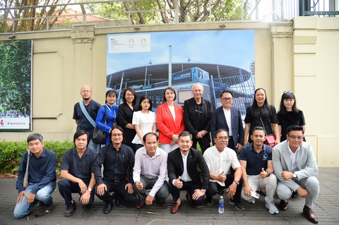 Buổi khai mạc triển lãm có sự góp mặt của Michel Regembal (hàng đứng, thứ 4 từ phải sang). Ông là kiến trúc sư thiết kế công trình biểu tượng là Sân vận động quốc gia Pháp ở được khánh thành tại Saint Denis vào năm 1998. Ông cũng là người đồng sáng lập Học viện Kiến trúc Pháp-Việt, được thành lập vào năm 2017 nhằm mục đích thúc đẩy hoạt động giao lưu và hợp tác giữa hai nước trong lĩnh vực kiến trúc và quy hoạch đô thị - Ảnh: HẢI QUỲNH Buổi khai mạc triển lãm có sự góp mặt của ông Michel Regembal (hàng đứng, thứ 4 từ phải sang). Ông là kiến trúc sư thiết kế công trình biểu tượng là sân vận động quốc gia Pháp, được khánh thành tại Saint Denis vào năm 1998. Ông cũng là người đồng sáng lập Học viện Kiến trúc Pháp - Việt, được thành lập vào năm 2017, nhằm mục đích thúc đẩy hoạt động giao lưu và hợp tác giữa hai nước trong lĩnh vực kiến trúc và quy hoạch đô thị - Ảnh: HẢI QUỲNH