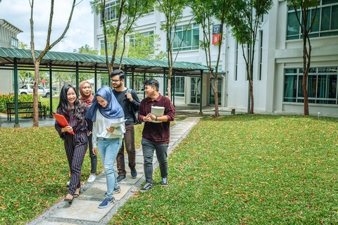 Chi phí tương đương TP.HCM, người Việt sang Malaysia du học ngày càng nhiều- Ảnh 1. Sinh viên quốc tế đến Malaysia du học - Ảnh: GETTY IMAGES