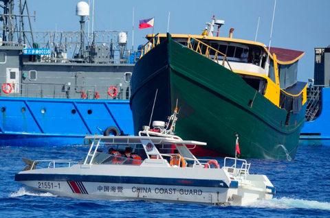 Philippines nói 'sắp hết tàu tiếp tế' tới bãi Cỏ Mây vì bị Trung Quốc 'quấy rối'- Ảnh 1. Một tàu nhỏ của hải cảnh Trung Quốc di chuyển gần tàu tiếp tế UM4 (màu xanh) của Philippines sau khi tàu tiếp tế này bị hải cảnh Trung Quốc phun vòi rồng ở Biển Đông hôm 5-3 - Ảnh chụp màn hình US NEWS