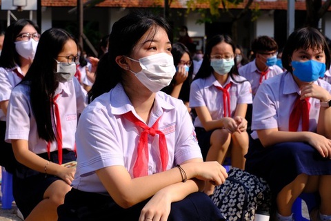 Vì sao giờ trường vẫn hỏi ý kiến phụ huynh về tiêm vắc xin COVID-19?- Ảnh 1. Học sinh Trường THCS Trần Văn Ơn trong một hoạt động tại sân trường - Ảnh: MỸ DUNG