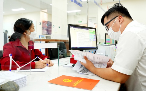 Người dân đang được hướng dẫn thực hiện các thủ tục hành chính tại TP.HCM - Ảnh: HỮU HẠNH Người dân đang được hướng dẫn thực hiện các thủ tục hành chính tại TP.HCM - Ảnh: HỮU HẠNH