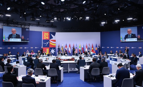 Thủ tướng đề xuất ASEAN và Úc tăng gấp đôi kim ngạch thương mại trong 10 năm- Ảnh 2. Thủ tướng Úc Anthony Albanese phát biểu tại hội nghị - Ảnh: NHẬT BẮC