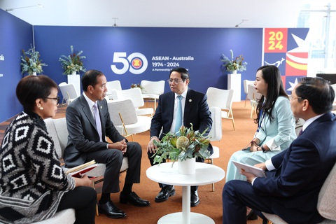 Hai ngày, Thủ tướng Phạm Minh Chính gặp tất cả lãnh đạo dự hội nghị ASEAN - Úc- Ảnh 3. Thủ tướng Phạm Minh Chính gặp Tổng thống Indonesia Joko Widodo - Ảnh: DƯƠNG GIANG