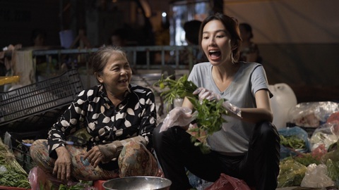 'Hoa hậu nhiều nghề nhất Vbiz' Thùy Tiên trở lại với Đu đêm 2- Ảnh 6. Hình ảnh nàng hậu giản dị, lăn xả khi ngồi bán rau ngoài chợ đêm trong phần 1 của Thùy Tiên