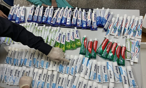 Đã khởi tố 502 bị can liên quan vụ 4 tiếp viên hàng không xách ma túy- Ảnh 1. Những hộp kem đánh răng có chứa ma túy bị phát hiện