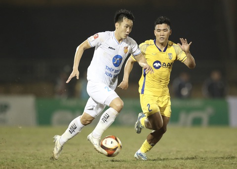 Tô Văn Vũ (trái) trong trận Nam Định đánh bại SLNA với bàn thắng gây tranh cãi Ảnh: NAM ĐỊNH FC Tô Văn Vũ (trái) trong trận Nam Định đánh bại SLNA với bàn thắng gây tranh cãi - Ảnh: NAM ĐỊNH FC