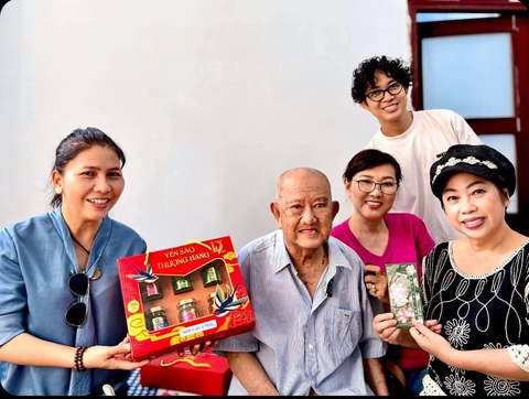 Nghệ sĩ Thụy Mười, Phương Dung, Phi Phụng đến thăm hỏi, lì xì và tặng quà nghệ sĩ Mạc Can tại Trung tâm dưỡng lão Thị Nghè - Ảnh: NVCC Nghệ sĩ Thụy Mười, Phương Dung, Phi Phụng đến thăm hỏi, lì xì và tặng quà nghệ sĩ Mạc Can tại Trung tâm dưỡng lão Thị Nghè - Ảnh: NVCC