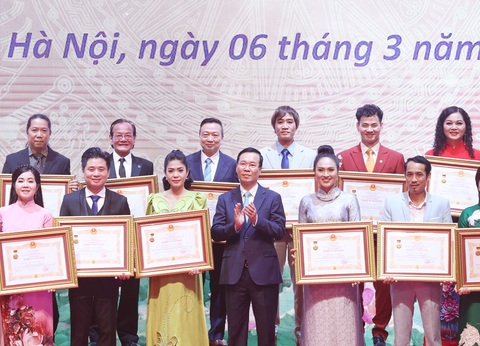 Chủ tịch nước Võ Văn Thưởng trao tặng danh hiệu “Nghệ sĩ nhân dân" cho các nghệ sĩ - Ảnh: TTXVN Chủ tịch nước Võ Văn Thưởng trao tặng danh hiệu “Nghệ sĩ nhân dân" cho các nghệ sĩ - Ảnh: TTXVN