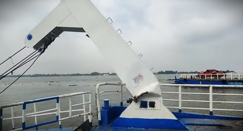 Xe tải chở bê tông tuột khỏi mỏ phà chìm xuống sông- Ảnh 2. Trụ đỡ mỏ phà bị cong vẹo - Ảnh: Người dân cung cấp