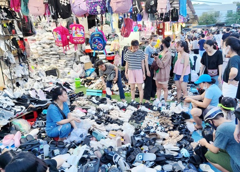 Lựa chọn đồ si để vừa tiết kiệm vừa độc lạ là xu hướng của nhiều bạn trẻ - Ảnh: BÍCH TIÊN Lựa chọn đồ si để vừa tiết kiệm vừa độc lạ là xu hướng của nhiều bạn trẻ - Ảnh: BÍCH TIÊN