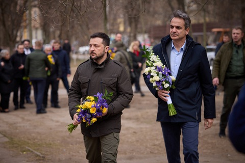 Ngày 6-3, Tổng thống Ukraine Volodymyr Zelensky và Thủ tướng Hy Lạp Kyriakos Mitsotakis đến nơi tưởng niệm các nạn nhân trong vụ drone tấn công vào tòa chung cư một ngày trước đó ở Odessa - Ảnh: REUTERS Ngày 6-3, Tổng thống Ukraine Volodymyr Zelensky và Thủ tướng Hy Lạp Kyriakos Mitsotakis đến nơi tưởng niệm các nạn nhân trong vụ drone tấn công vào tòa chung cư một ngày trước đó ở Odessa - Ảnh: REUTERS