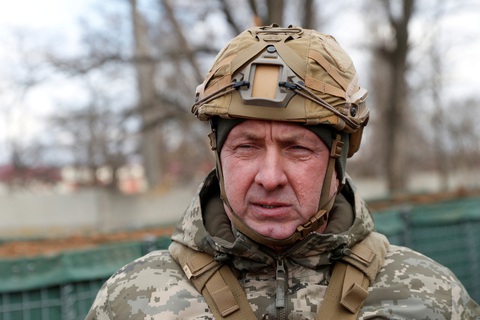 Chỉ huy Oleksandr Pavliuk đến thăm vùng Donetsk vào năm 2022 - Ảnh: REUTERS Chỉ huy của lực lượng Ukraine Oleksandr Pavliuk đến thăm vùng Donetsk vào năm 2022 - Ảnh: REUTERS
