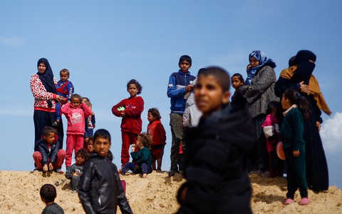 Người dân chứng kiến buổi chôn cất thi thể của những người Palestine thiệt mạng trong các cuộc tấn công của Israel tại một ngôi mộ tập thể ở Rafah, phía nam Dải Gaza, ngày 7-3 - Ảnh: REUTERS Người dân chứng kiến buổi chôn cất thi thể của những người Palestine thiệt mạng trong các cuộc tấn công của Israel tại một ngôi mộ tập thể ở Rafah, phía nam Dải Gaza, ngày 7-3 - Ảnh: REUTERS