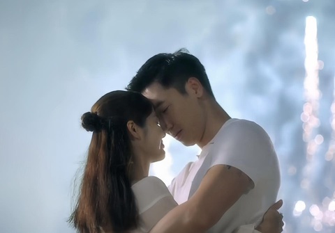 Kết phim Chúng ta của 8 năm sau bị chê ngôn tình Trung Quốc lỗi thời- Ảnh 3. Mạnh Trường và Huyền Lizzie trong Chúng ta của 8 năm sau