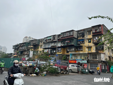 Khu tập thể Thành Công có thể thành chung cư 24 tầng và trung tâm thương mại- Ảnh 1. Tòa nhà G6A, G6B Thành Công nằm ngay mặt đường Nguyên Hồng - Ảnh: PHẠM TUẤN