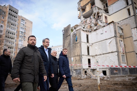 Tên lửa Nga rơi gần vị trí ông Zelensky và thủ tướng Hy Lạp đi thị sát ở Odessa- Ảnh 2. Tổng thống Ukraine Volodymyr Zelensky và Thủ tướng Hy Lạp Kyriakos Mitsotakis đi thị sát các khu nhà bị hư hại sau các cuộc tấn công của Nga ở Odessa - Ảnh: REUTERS