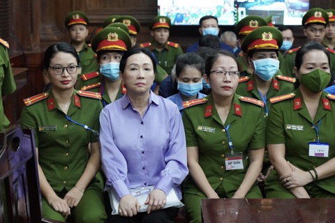 Vụ Vạn Thịnh Phát: Trương Huệ Vân gọi bà Lan là mẹ và tin tưởng tuyệt đối- Ảnh 2. Bị cáo Trương Mỹ Lan tại phiên tòa sáng nay - Ảnh: HỮU HẠNH
