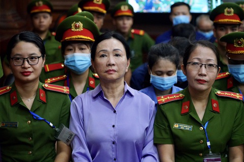 Vụ Vạn Thịnh Phát: Bà Đỗ Thị Nhàn khai tổng giám đốc SCB đưa tiền và nói 'đừng làm khó chính mình'- Ảnh 2. Bị cáo Trương Mỹ Lan tại tòa